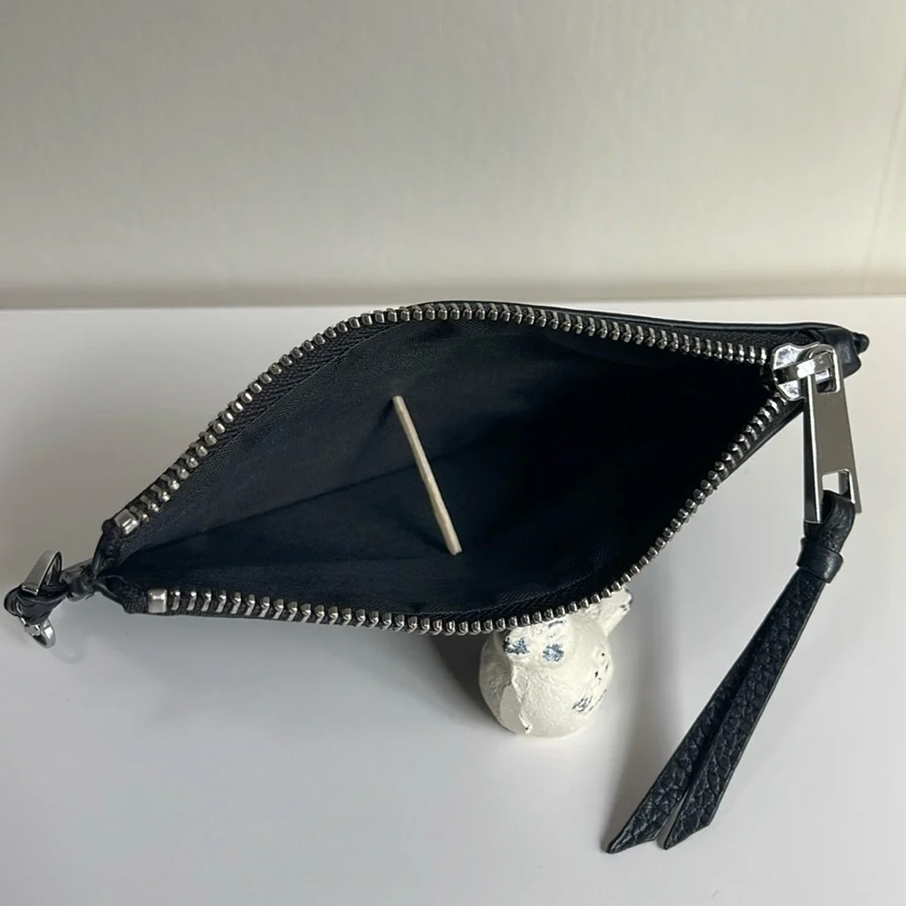 Bandolier Minimal Pouch And Strap
FLAT ZIP POUCH IN BLACK/SILVER - Picture 9 of 16